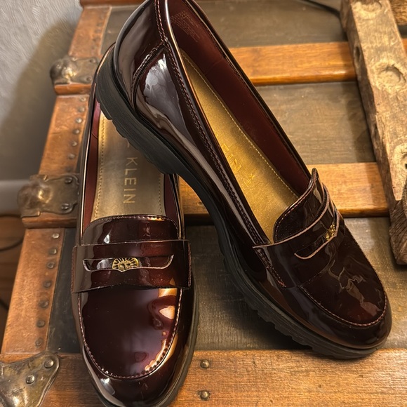Anne Klein flex patent leather loafers. Burgundy. - Picture 3 of 6